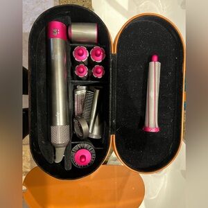 Fuchsia/copper dyson air wrap set with one long hair attachment